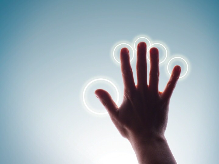 Main sur un fond clair avec les doigts cerclés d'un rond blanc