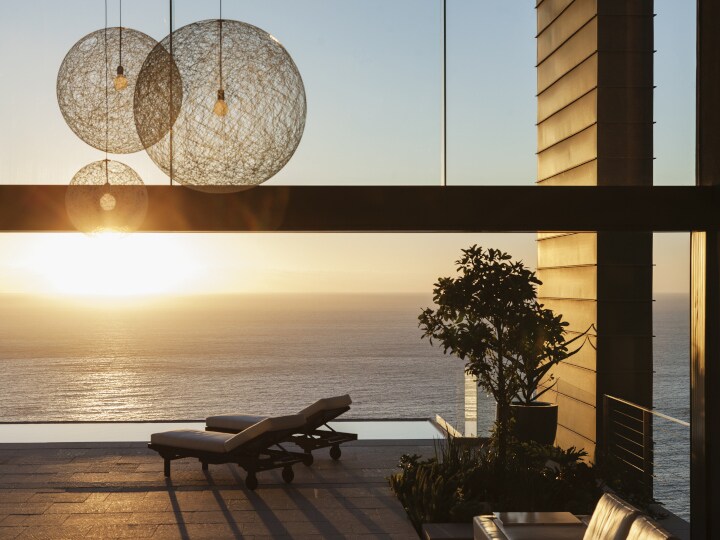 Lever de soleil avec luminosité dans une pièce en bois