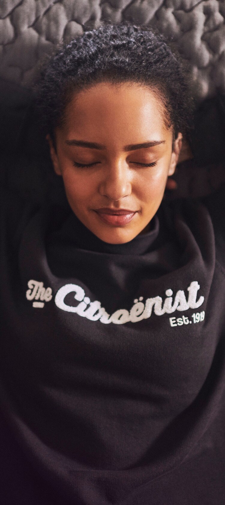 Žena koja sjedi na kauču