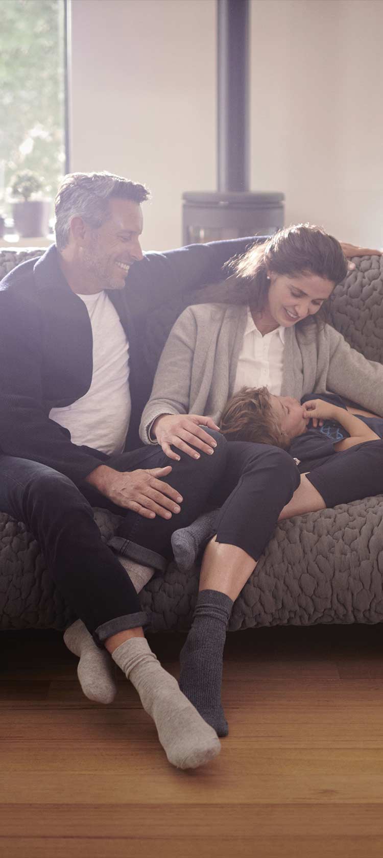 Obitelj koja sjedi na kauču